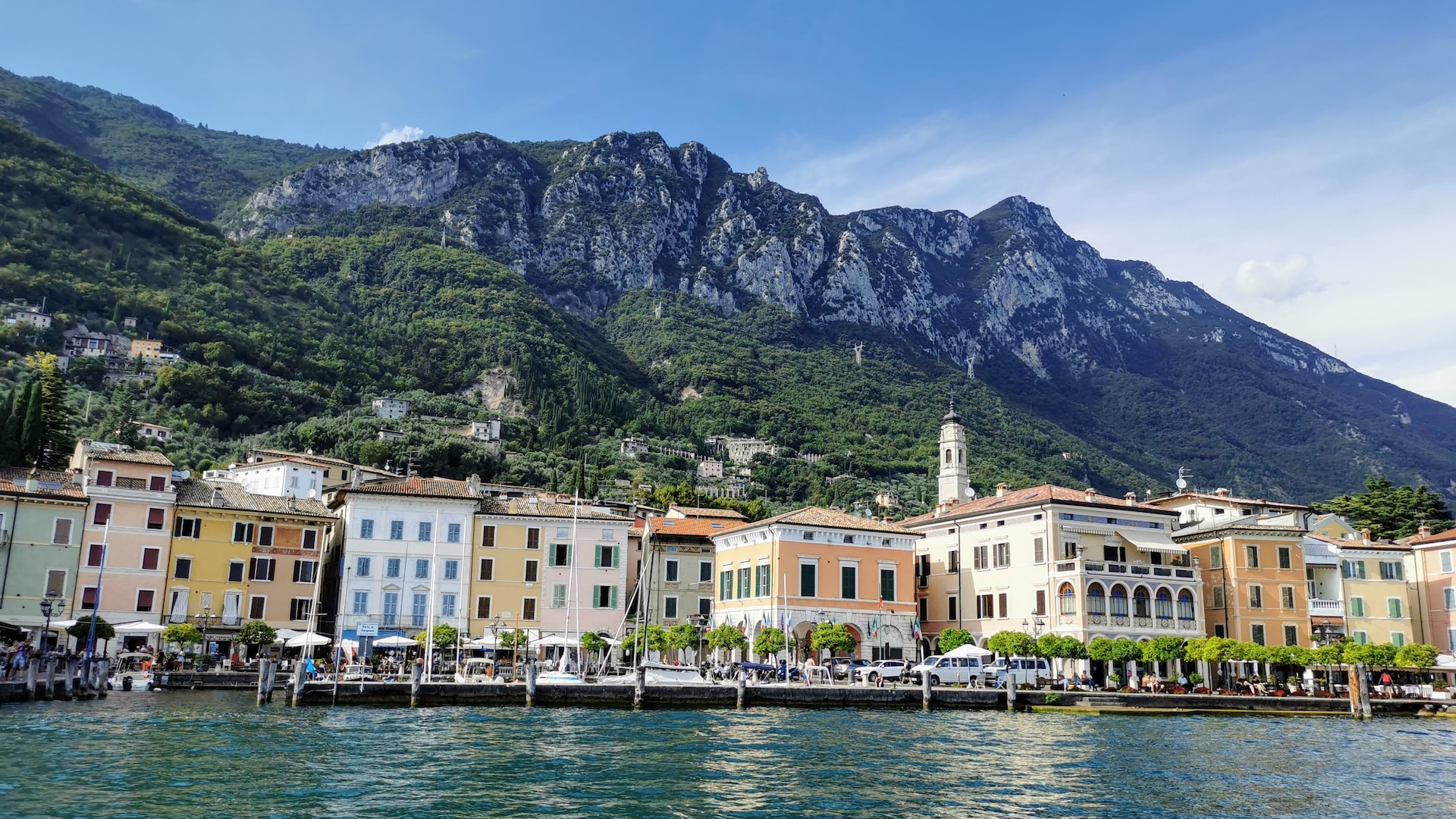 Blick auf eine malerische Stadt am Ufer des Gardasees in Norditalien, symbolisiert GaussMLs Expansion auf den italienischen Markt.