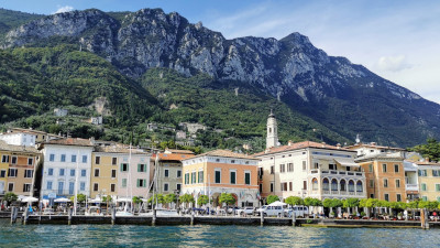 Blick auf eine malerische Stadt am Ufer des Gardasees in Norditalien, symbolisiert GaussMLs Expansion auf den italienischen Markt.