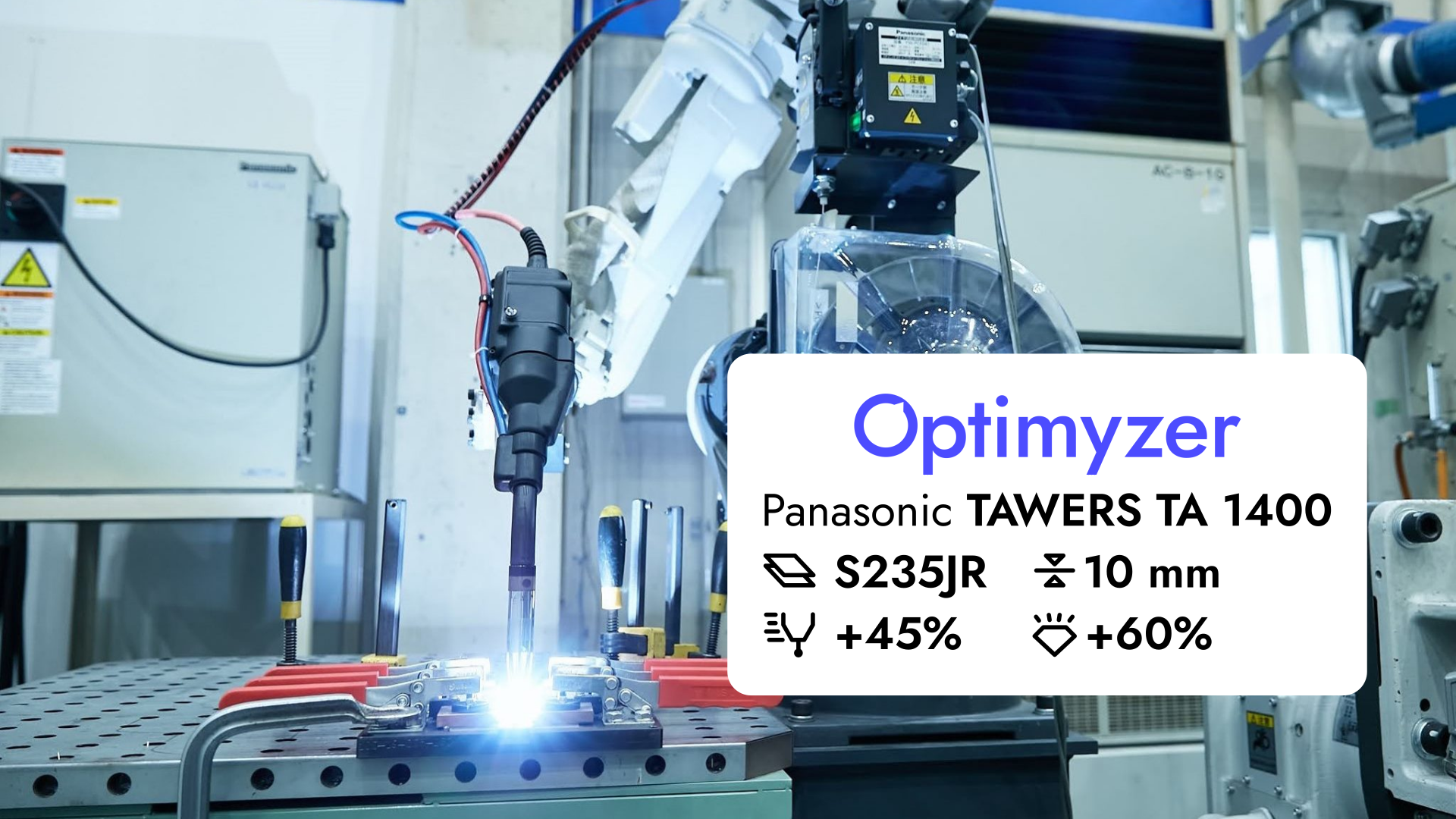 Panasonic TAWERS TA 1400 Schweißroboter in Aktion, symbolisiert die Fusion von fortschrittlicher Robotik und KI-gesteuerter Optimierung.